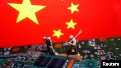 资料照：以中国国旗为背景的工人和半导体芯片图示。
