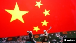 资料照：以中国国旗为背景的工人和半导体芯片图示。