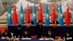 中国领导人习近平与中亚国家哈萨克斯坦总统托卡耶夫在西安举行中亚峰会前出席两国的协议签订仪式。（2023年5月17日）