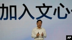 资料照：百度总裁李彦宏展示人工智能聊天机器人文心一言。（2023年3月16日）
