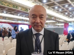 现居伦敦的世界维吾尔基督教联盟首席执行官安华托帝・博格达(Enver Tohti Bughda)(美国之音特约记者李贤拍摄)。