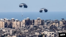 资料照片：加沙地带上空空投的人道救援物资。(2024年3月26日）