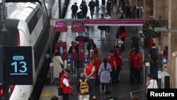 Osoblje i putnici na stanici Gare du Nord 26. jula 2024, nakon prijetnji francuskoj brzoj TGV mreži, uoči ceremonije otvaranja Olimpijskih igara u Parizu 2024.