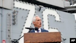 资料照片：美国驻日大使伊曼纽尔在日本美军横须贺基地的里根号航母上讲话。(2024年5月16日)