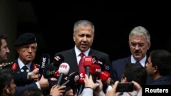 ফাইল-আঙ্কারায় এক বোমা হামলার পর তুরস্কের অভ্যন্তরীণ মন্ত্রণালয়ের সামনে এই দফতরের মন্ত্রী আলি ইয়ারলিকায়া ভাষণ দিচ্ছেন। ১ অক্টোবর, ২০২৩। 