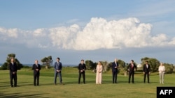 七国集团和欧盟领导人2024年6月13日在意大利出席峰会期间拍摄合影。（美联社）