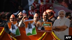 নয়াদিল্লিতে বিজেপির জাতীয় কার্যনির্বাহী সভার আগে একটি রোডশো চলাকালীন ভারতের প্রধানমন্ত্রী নরেন্দ্র মোদির আগমনের জন্য অপেক্ষমাণ বিজেপি সমর্থকরা মোদীর ছবি সম্বলিত প্ল্যাকার্ড প্রদর্শন করছে। ১৬ জানুয়ারী, ২০২৩। (ফাইল ছবি) 