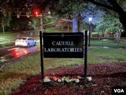 人们在北卡大学教堂山分校考迪尔实验室的标记下摆下鲜花。(2023年8月29日)