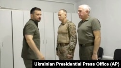 ប្រធានាធិបតីអ៊ុយក្រែន លោក Volodymyr Zelenskyy (ខាងឆ្វេង) និងអគ្គមេបញ្ជាការ លោក Oleksandr Syrsky (កណ្តាល) ត្រូវបានគេឃើញក្នុងអំឡុងពេលដំណើរទស្សនកិច្ចរបស់ពួកគេទៅកាន់តំបន់ Sumy ថ្ងៃទី២២ ខែសីហាឆ្នាំ 2024 ។