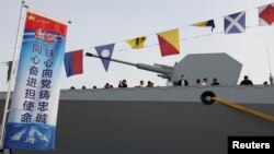 资料照：中国海军在青岛港向公众开放参观战舰052D型导弹驱逐舰贵阳号。（2024年4月20日）