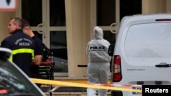 Bıçaklı saldırıda bir öğretmen hayatını kaybetti, bir güvenlik görevlisiyle bir diğer öğretmenin durumlarının ağır olduğu bildirildi.