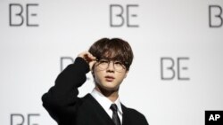 FILE - Jin, anggota band K-pop BTS, saat konferensi pers untuk memperkenalkan album "BE" di Seoul, Korea Selatan, Jumat, 20 November 2020. (AP/Lee Jin-man)