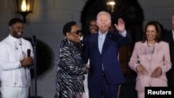 Американскиот претседател Џо Бајден зборува на сцената придружуван од Чарли Вилсон и заменик-претседателката на САД Камала Харис за време на концертот за Џунтинт на јужниот тревник во Белата куќа во Вашингтон, САД, 10 јуни 2024 година. Фотографија: Ројтерс