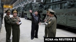 资料照片：朝中社2024年5月15日公布的照片显示朝鲜领导人金正恩在一处未说明的地点视察战术导弹系统。