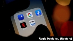 ILUSTRACIJA - Logotipi Gugla, Amazona, Fejsbuka, Epla i Netfliksa na ekranu mobilnog telefona (Foto: Reuters/Regis Duvignau)