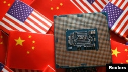 美中国旗与半导体芯片