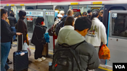 每逢周末及假日，无论在什么时间，上水火车站总是塞满准备乘车前往深圳渡假的香港人潮 (美国之音/林淦峰)