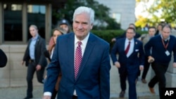 美国国会共和党众议员汤姆·埃默2023年10月24日在退出竞选议长后离开共和党核心小组会议。