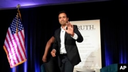 美国共和党总统候选人竞逐者拉马斯瓦米（Vivek Ramaswamy）在密西根州举行的集会上讲话。（2023年8月14日）