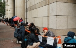 香港市民及记者法院外通宵轮候西九龙法院审理黎智英的旁听席以及记者席的筹号。（2023年12月18日）