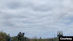 台湾军队的弹道车组做好准备应对敌情。（台湾海军2023年4月10日提供）