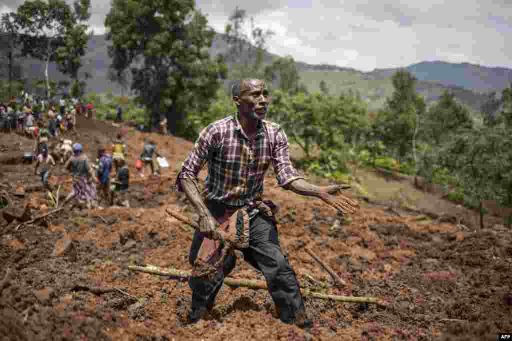 A man reacts as residents and volunteers dig in the mud in search for bodies at the scene of a landslide in Kencho Shacha Gozdi, Ethiopia, July 25, 2024.&nbsp;The death toll from landslides in a remote region of southern Ethiopia has risen to 257, the United Nations said, warning that the number of victims could soar to up to 500.&nbsp;