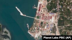 资料照：2024年5月8日的卫星图片显示，在柬埔寨重要的云朗海军基地停靠的两艘中国军舰已经在该基地停泊了超5个月。 