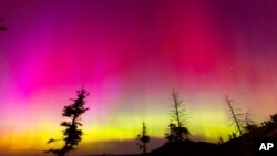 ภาพของแสงเหนือบนท้องฟ้าเหนือรีสอร์ทสกี โบกัส เบซิน ในบอยซี รัฐไอดาโฮ เมื่อ 11 พ.ค 2567