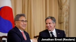 资料照片:美国国务卿布林肯(右)和韩国外长朴振.