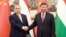 Predsednik Kine Ši Đinping rukuje se sa premijerom Mađarske Viktorom Orbanom, u Pekingu, Kina, 8. jula 2024.