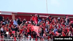 Traktor futbol komandasının qadın azarkeşləri