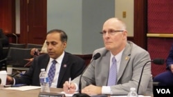 资料照片：众议院中共问题特设委员会召开圆桌会议讨论香港现状。图右为委员会主席约翰·穆勒纳尔，左为委员会首席民主党成员拉贾·克里希纳莫提。（2024年5月23日，美国之音记者李逸华拍摄）
