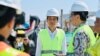 Presiden Jokowi meninjau Smelter tembaga milik PT Freeport Indonesia di Kabupaten Gresik, Jawa Timur, Selasa (20/6) (biro Setpres)