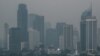 Gedung-gedung pencakar langit di Jakarta berselimut kabut asap akibat polusi udara, 23 Agustus 2023. (Yasuyoshi CHIBA / AFP)