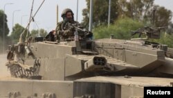 Премиерот Бенјамин Нетанјаху вети дека ќе им помогне на погодените од војната, за која економистите веруваат дека нагло ќе го зголеми соодносот на дефицитот и долгот кон БДП до 2024 година