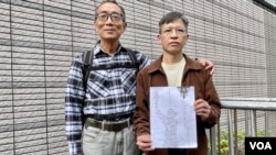 两名前支联会常委徐汉光(左)及邓岳君3月4日在西九龙裁判法院，被裁定“没有遵从通知规定提供资料”罪名成立，法官押后3月11日听取求情 (美国之音/汤惠芸)