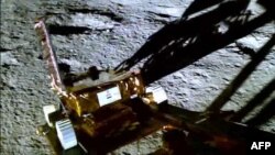 এতদিন চাঁদের মাটিতে বিক্রম-এর কলকব্জায় কোনও ত্রুটি হয়নি। ইঞ্জিন চালু করেও দেখে নিয়েছেন বিজ্ঞানীরা। এখন নিশ্চিন্তেই তাকে হাইবারনেশনে পাঠানো হয়েছে।