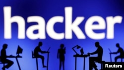 黑客字样与使用电脑的人形图示