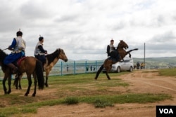 2023年8月5日蒙古乌兰巴托蒙古牧马人站在丹石那达慕赛马的终点线