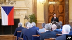 资料照片-台湾外交部长吴钊燮2021年10月27日在捷克共和国布拉格访问捷克参议院时发表演讲。（美联社照片）