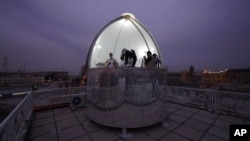 ຊາວຊີໄອ ສັງເກດເບິ່ງແສງເດືອນ ເພື່ອພິຈາລະນາເລີ້ມ ເດືອນທີ 10 ຂອງອິສລາມ Shawwal ຊຶ່ງເປັນຂີດໝາຍເສັດສິ້ນການອົດອາຫານ ຂອງບຸນຣາມາດານ ແລະເລີ້ມສະຫລອງບຸນ Eid al-Fitr ໃນ Najaf ປະເທດອີິຣັກ ວັນທີ 20 ເມສາ 2023