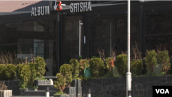 Полицијата официјално потврди дека петмина, облечени во црна облека и со фантомки на главите, упаднале во објектот и пукале кон двајца од гостите. Тие веднаш починале, а уште еден бил повреден