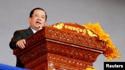 រូបឯកសារ៖ នាយករដ្ឋមន្ត្រីកម្ពុជា លោក ហ៊ុន សែន ថ្លែងនៅពហុកីឡដ្ឋានមរតកតេជោ នៅរាជធានីភ្នំពេញ កាលពីថ្ងៃទី១៧ ខែឧសភា ឆ្នាំ២០២៣។ 