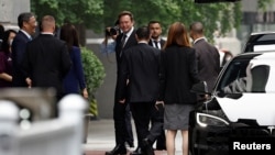 正在北京的特斯拉首席执行官埃隆·马斯克站在中国商务部长王文涛旁，准备离开中国商务部。（2023年5月31日）