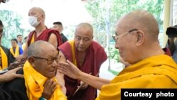 西藏流亡精神领袖达赖喇嘛（右）（资料照：2024年5月29日）