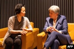 资料照片: 澳大利亚籍华裔记者成蕾(右)被中国当局拘留3年多后获释，2023年10月11日返回墨尔本，在机场受到外交部长黄英贤的迎接 (澳大利亚外交部提供)