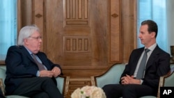 在叙利亚总统府官方脸书页面上发布的这张照片中，叙利亚总统巴沙尔·阿萨德（右）于 2023 年 2 月 13 日在叙利亚大马士革会见了联合国主管人道主义事务副秘书长马丁·格里菲斯。