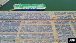 中国山东烟台港口排列的将要出口的汽车。（2023年6月1日）