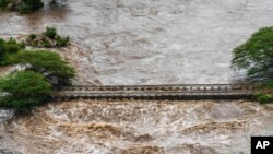 የጎርፍ ውሃ ድልድዩን በጎርፍ ሸፍኖታል በናሮክ ካውንቲ፣ ኬንያ፣ ግንቦት 1/2024