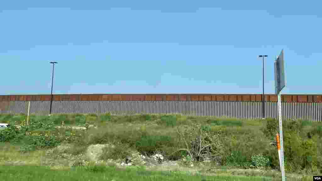 从美国德州的麦克艾伦（McAllen）前往墨西哥雷诺萨（Reynosa）途中的边境墙。